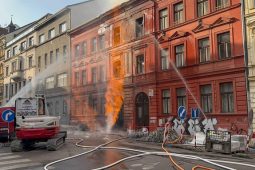 Požár plynu v Praze 7 vyhnal lidi z domů. Hasiči vyhlásili třetí stupeň poplachu