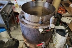 V Holešově se vařila „marmeláda“, která voněla po lihu. Celníci odhalili už pátou pálenici