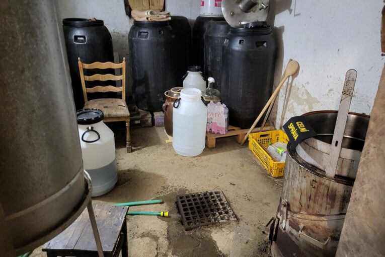 Ve sklepě u Uherského Brodu se ukrývala další nelegální pálenice