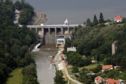 Uzavření hráze Brněnské přehrady zkomplikuje dopravu. Řidiče i chodce čekají objížďky