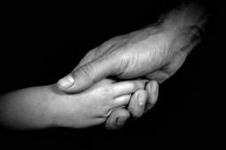 Příběh šlechtice, který i přes zákaz léčil pouhým dotykem. Byl to dar – nebo síla víry?