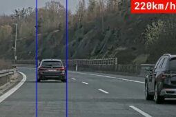 Jel po dálnici dvěstědvacítkou, na místě přišel o řidičák