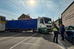 Indický řidič s litevským řidičákem ve slovenském kamionu. Zastavilo se celé město