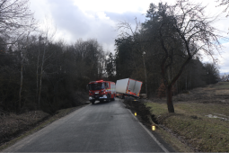 Nákladní vůz sjel do příkopu, policie hledá svědky!