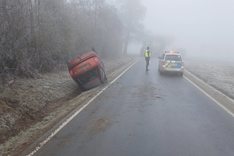 Namrzlé silnice potrápily řidiče v Plzeňském kraji. Hasiči vyjížděli k řadě nehod