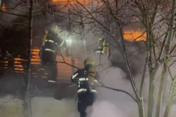 FOTO – Požár zničil střechu rodinného domu v Meclově. Hasiči zasahovali několik hodin
