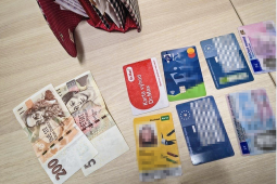 Poctivá nálezkyně v Plzni vrátila peněženku majitelce