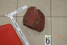 Manželé vykradli obchod se smíšeným zbožím, doma nechali dvě malé děti