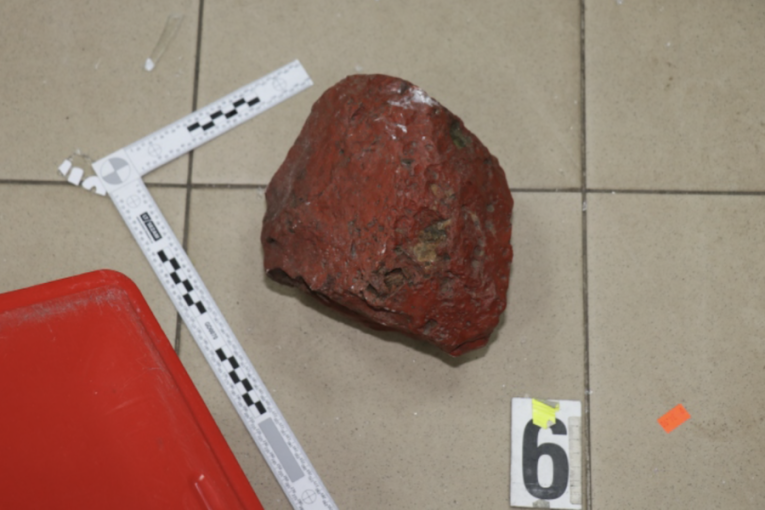 Manželé vykradli obchod se smíšeným zbožím, doma nechali dvě malé děti