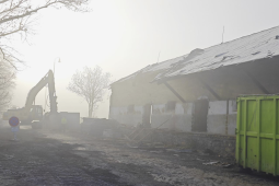Na domažlickém nádraží mizí opuštěná budova, která roky chátrala