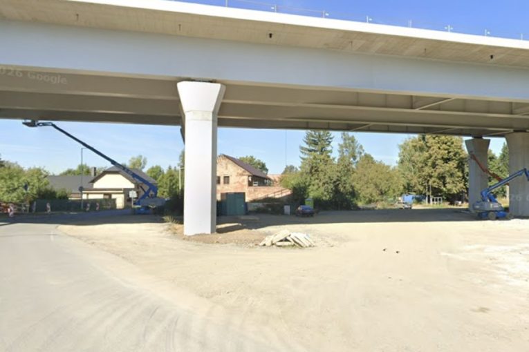 Lidé si stěžují na hluk z nového úseku D1. U Dluhonic začalo měření