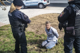 Agresivní žena zaútočila na kolemjdoucí u parkovacího automatu. Zastavili ji až strážníci