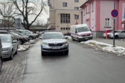 VIDEO: Recidivistka okrádala ostravské seniory, před policisty se ukrývala