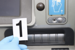 Zloděj číhal u bankomatů! Lidem mizely peníze přímo před očima