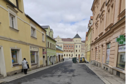 Kostelní ulice v Domažlicích dostane novou dlažbu i chodník