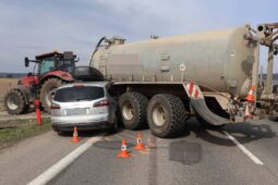 Střet traktoru s autem na Trutnovsku: policie hledá svědky