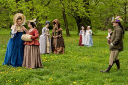 FOTO: Opravdu Šaty dělaj člověka? Zámek Kunín zve na scénické představení