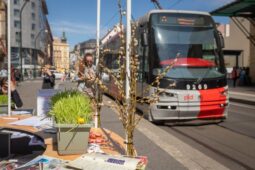 Velikonoční zastávka zpestří čekání na tramvaj. Na Palackého náměstí bude rozdávat vajíčka pan Zajíc