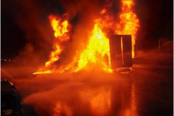 Požár kamionového návěsu zablokoval provoz na dálnici