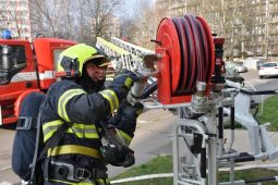 Hasiči trénovali záchranu osob při požáru ve výškové budově