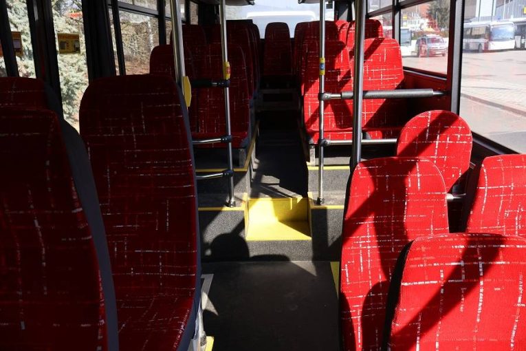 Stali jste se svědky pádu ženy v autobuse?