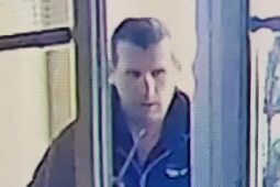 Vloupání do bytu v Liberci: Zloděj hledal zejména peníze. Policie pátrá po muži ze snímku