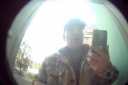 Poznáte muže na fotografiích? Z karty postarší ženy vybral v Jablonci 130 tisíc