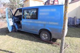 Nezajištěná dodávka se sama rozjela a vjela na zahradu domu na Českolipsku