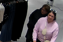 Krádež oblečení v OC Nisa: Liberecká policie hledá dvě důležité svědkyně