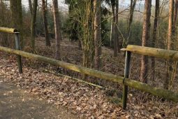 Vandalové řádili na cyklostezce Varhany, poškodili desítky částí zábradlí