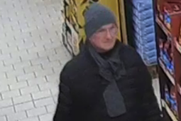 V Liberci kdosi našel iPhone za 25 tisíc a neodevzdal ho. Policie chce mluvit s mužem ze snímku