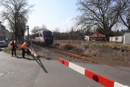 Řidička vjela na přejezd v České Lípě na červenou. Strojvedoucí musel nouzově zastavit vlak