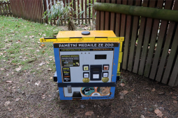 Vandal poškodil automat na pamětní mince v liberecké zoo. Policie hledá svědky