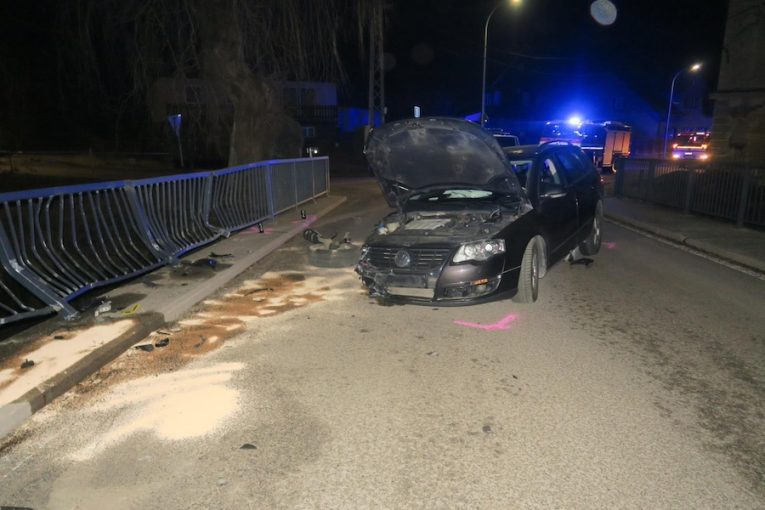 Opilý řidič na Jablonecku naboural do zábradlí a utekl i se spolujezdkyní. Policie je vypátrala