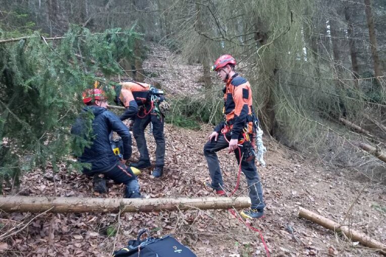 Dramatický zásah u Zvičiny: paraglidista uvízl ve stromě