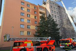 AKTUÁLNĚ: V centru Ostravy zasahují hasiči u požáru osmipodlažního domu