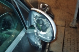 Za opilým mužem zůstala jen spoušť, odnesla to auta taxislužby i policejní vůz