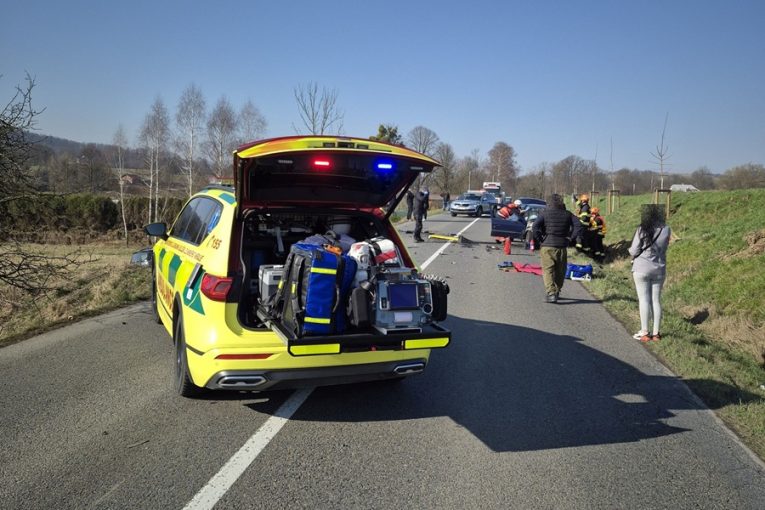 Střet tří aut u Branek: Zraněnou řidičku museli hasiči vyprostit