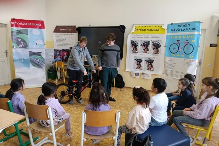 Jak se správně chovat v dopravě? Úspěšný projekt pro děti poputuje do dalších škol