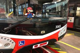 Muž nestihl nastoupil do tramvaje, ze vzteku prokopl dveře