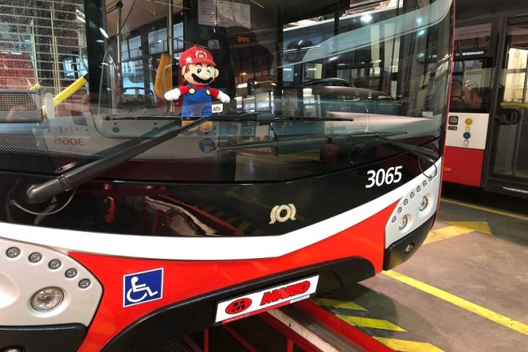 Muž nestihl nastoupil do tramvaje, ze vzteku prokopl dveře