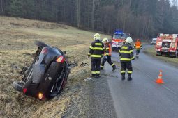 Auto havarovalo na namrzlé silnici u Francovy Lhoty, řidič se zranil