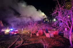 Požár v Huslenkách zničil hospodářskou budovu. Slepice nepřežily, majitel se zranil