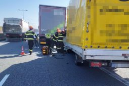 Vážná nehoda na D1 u Brna: Řidiče dodávky museli ven dostat hasiči