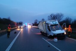 Na D1 mezi Holubicemi a Rohlenkou havarovala dodávka s kamionem