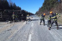 Kolona na D1 u Brna: Nehoda nákladního vozu u Domašova zablokovala dálnici