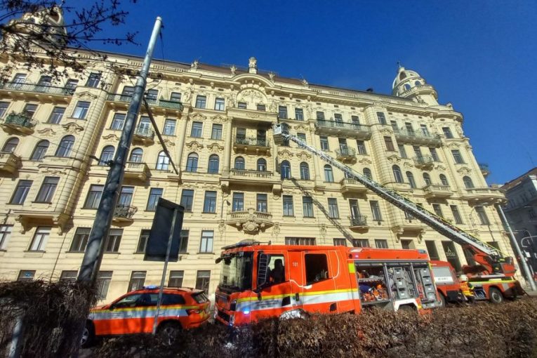 V centru Brna na Konečného náměstí hořelo v bytovém domě