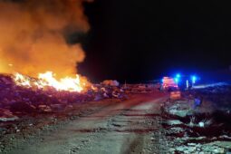 Požár skládky u Kozlan: Vyjíždělo 15 jednotek hasičů