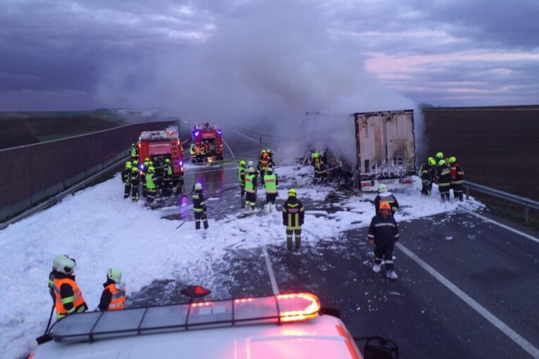 Na hraničním přechodu Mikulov – Drasenhofen hořel kamion 
