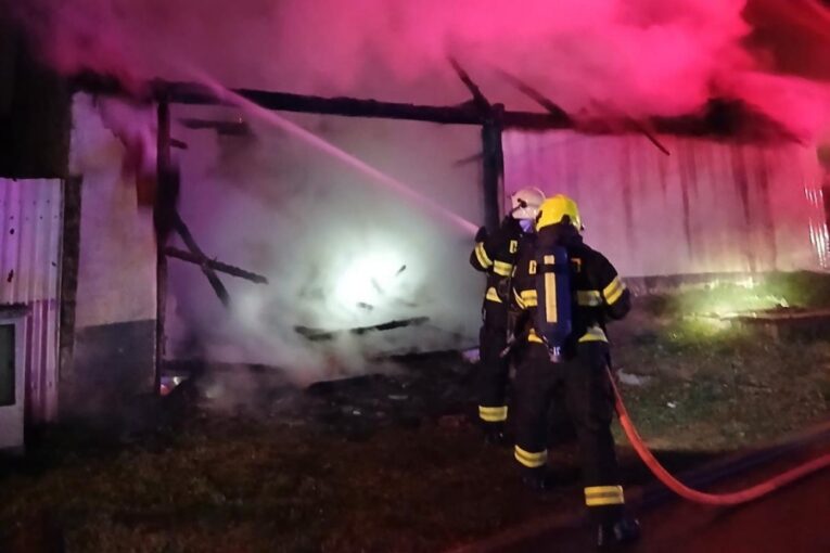 Žhavý popel zavinil noční požár stodoly na Znojemsku a způsobil vysokou škodu
